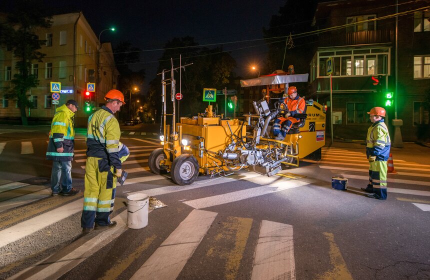 Как рисуют диагональные "зебры" в Москве. Фото 1 фото