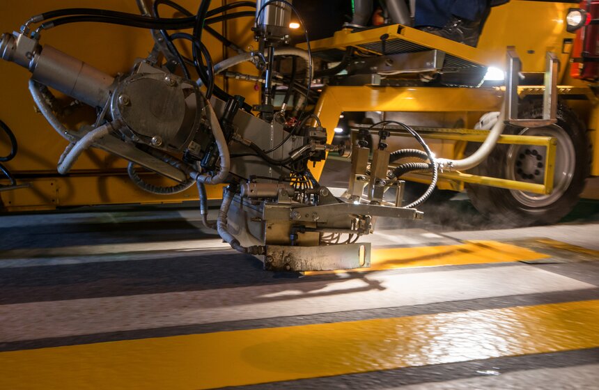 Как рисуют диагональные "зебры" в Москве. Фото 7 фото