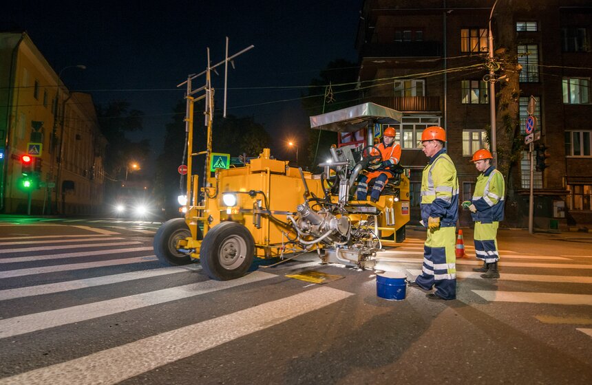 Как рисуют диагональные "зебры" в Москве. Фото 5 фото