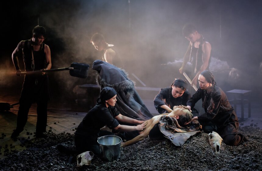 "Демона" показали на Малой сцене Театра Наций 21 фото