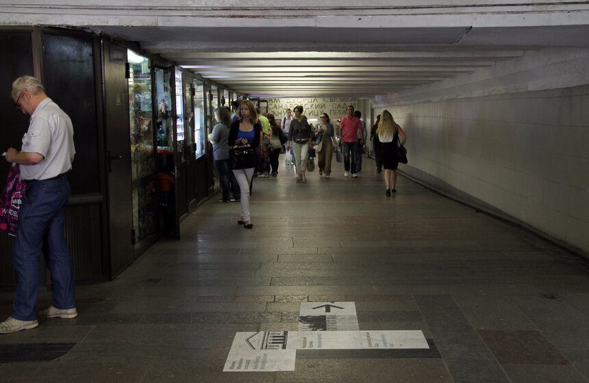 В одном из переходов метро в ЦАО появилась напольная навигация 3 фото