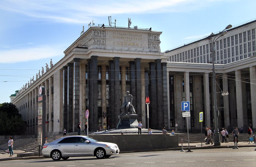 В одном из переходов метро в ЦАО появилась напольная навигация 2 фото