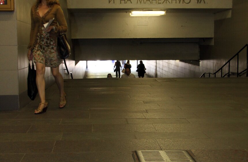 В одном из переходов метро в ЦАО появилась напольная навигация 7 фото