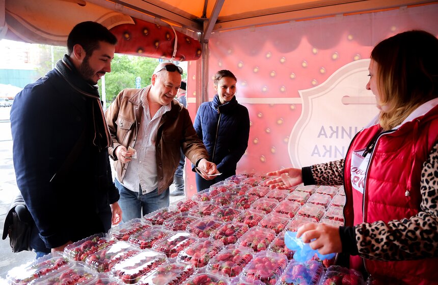 Сезон клубники открылся в Москве. Фото 25 фото