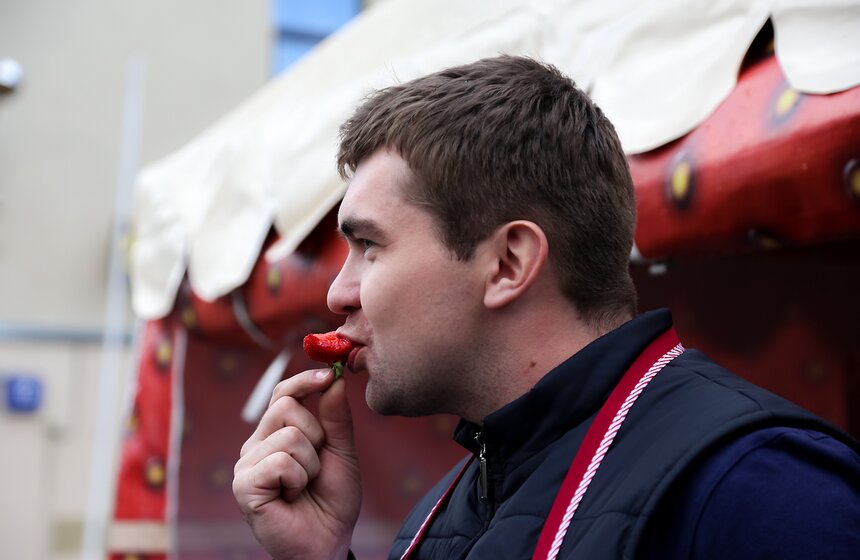 Сезон клубники открылся в Москве. Фото 18 фото