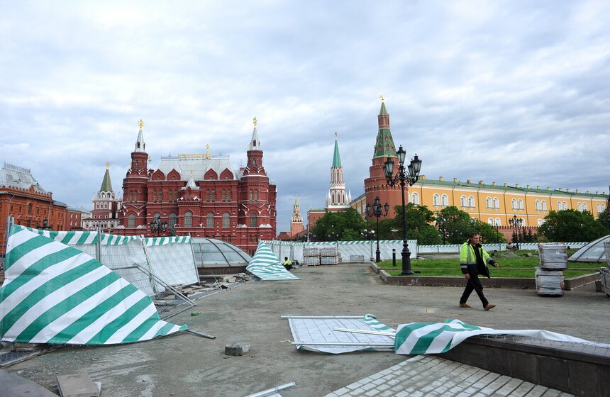 Последствия сильного урагана в столице 16 фото