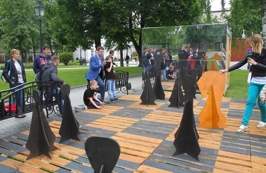 Гигантская шахматная доска открылась в саду "Эрмитаж" 12 фото