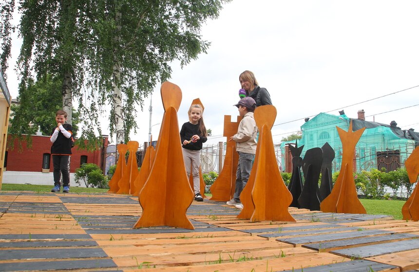 Гигантская шахматная доска открылась в саду "Эрмитаж" 11 фото