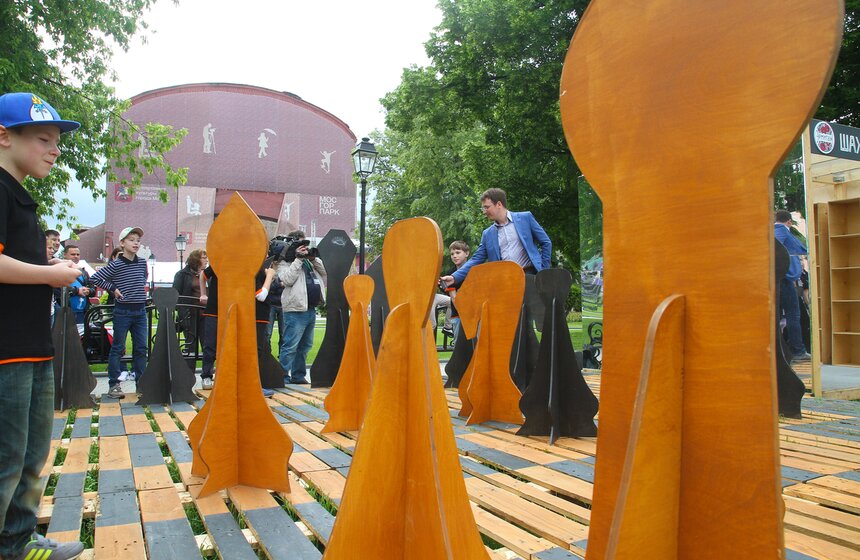 Гигантская шахматная доска открылась в саду "Эрмитаж" 4 фото