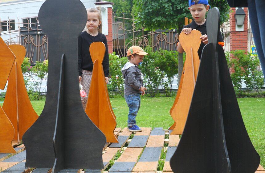 Гигантская шахматная доска открылась в саду "Эрмитаж" 7 фото