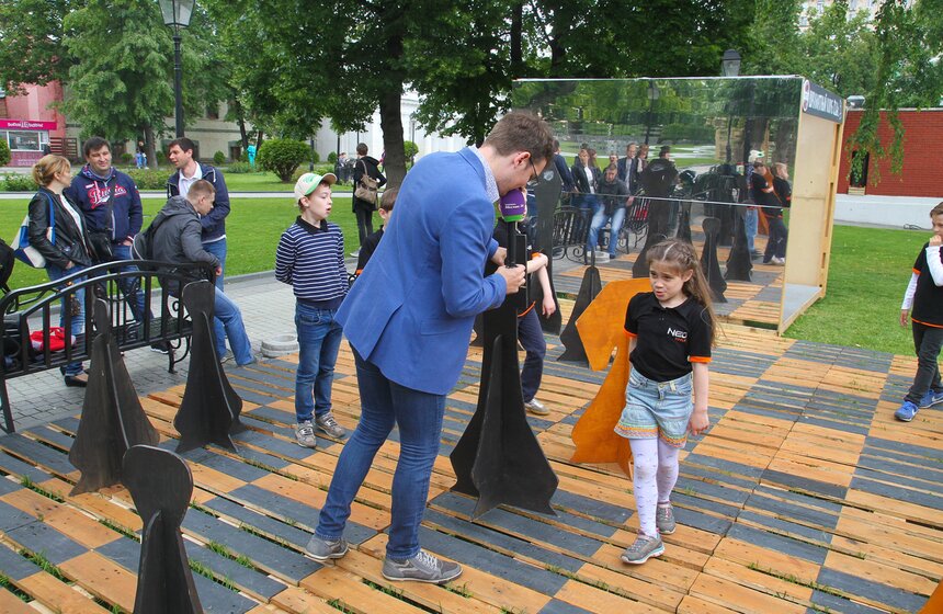 Гигантская шахматная доска открылась в саду "Эрмитаж" 9 фото