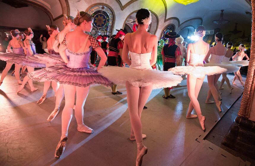 "Ночь русского балета" прошла в метро для футбольных болельщиков 2 фото