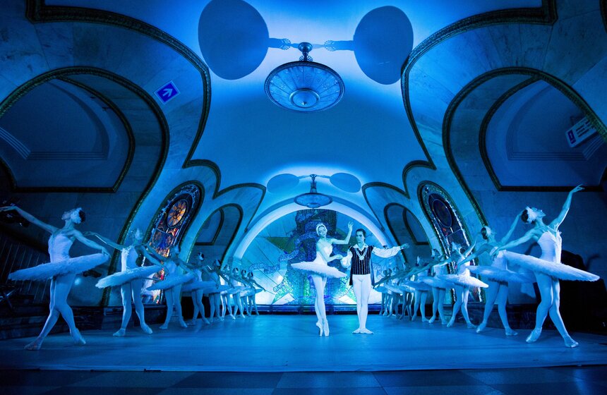 "Ночь русского балета" прошла в метро для футбольных болельщиков 4 фото