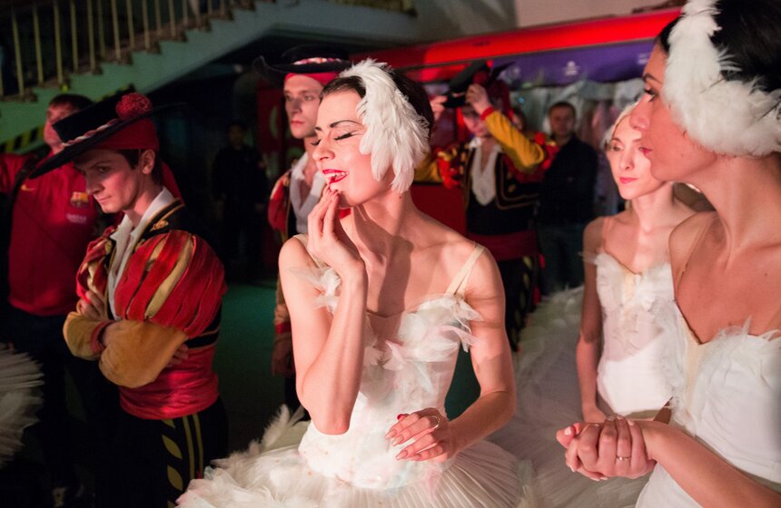 "Ночь русского балета" прошла в метро для футбольных болельщиков 3 фото