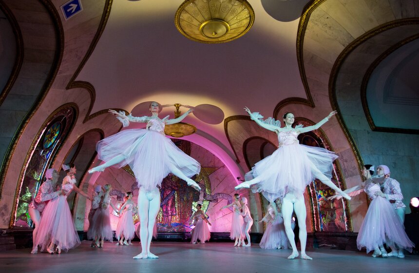 "Ночь русского балета" прошла в метро для футбольных болельщиков 18 фото