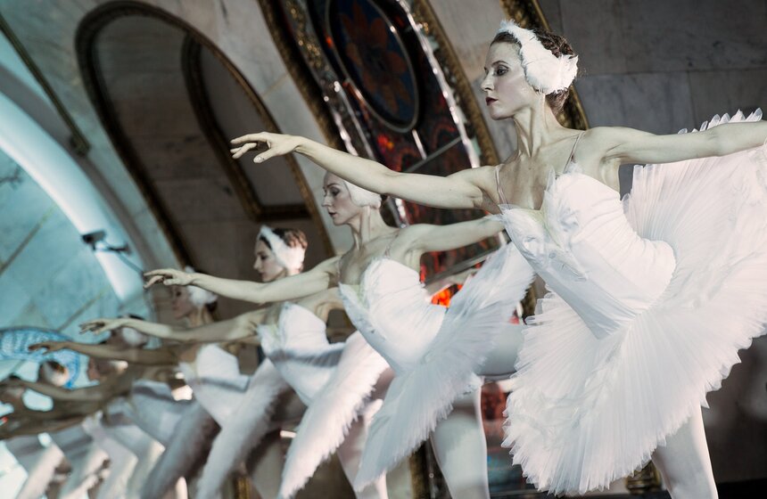 "Ночь русского балета" прошла в метро для футбольных болельщиков 17 фото