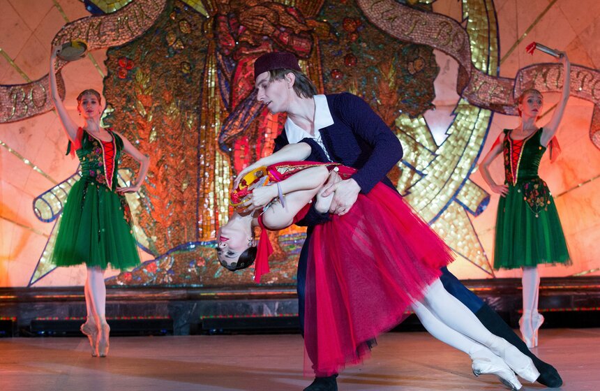 "Ночь русского балета" прошла в метро для футбольных болельщиков 11 фото