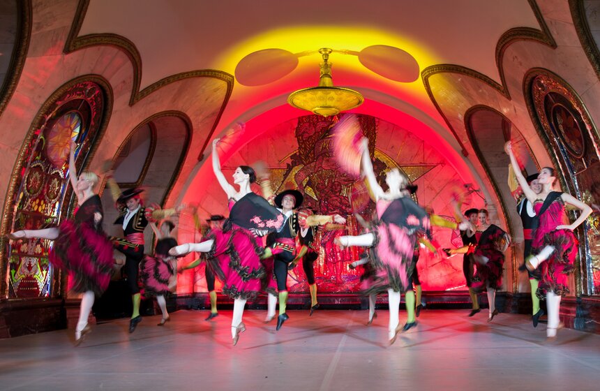 "Ночь русского балета" прошла в метро для футбольных болельщиков 9 фото