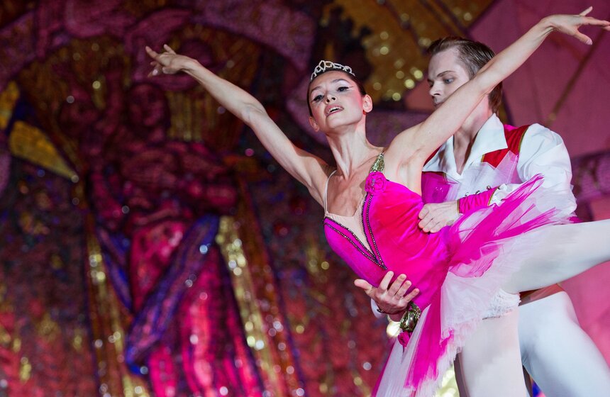 "Ночь русского балета" прошла в метро для футбольных болельщиков 12 фото