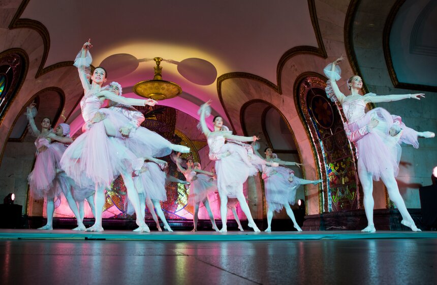 "Ночь русского балета" прошла в метро для футбольных болельщиков 15 фото