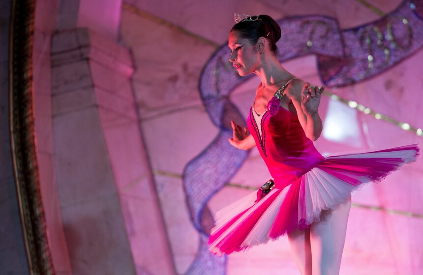 "Ночь русского балета" прошла в метро для футбольных болельщиков 13 фото