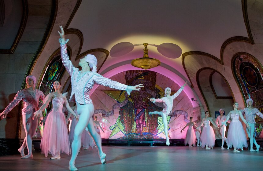 "Ночь русского балета" прошла в метро для футбольных болельщиков 16 фото