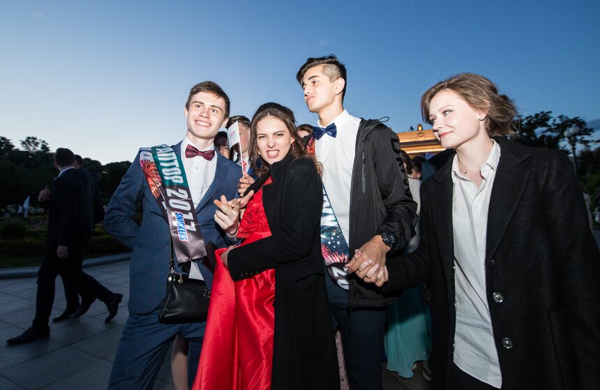 "Московский выпускной" отметили школьники в ночь с 23 на 24 июня 7 фото