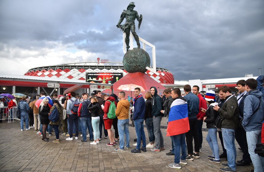 Болельщики на матче Россия – Португалия. Фото 26 фото