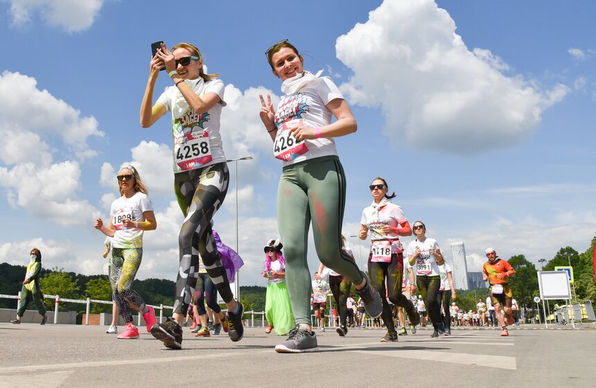 Красочный забег в "Лужниках". Фото 16 фото