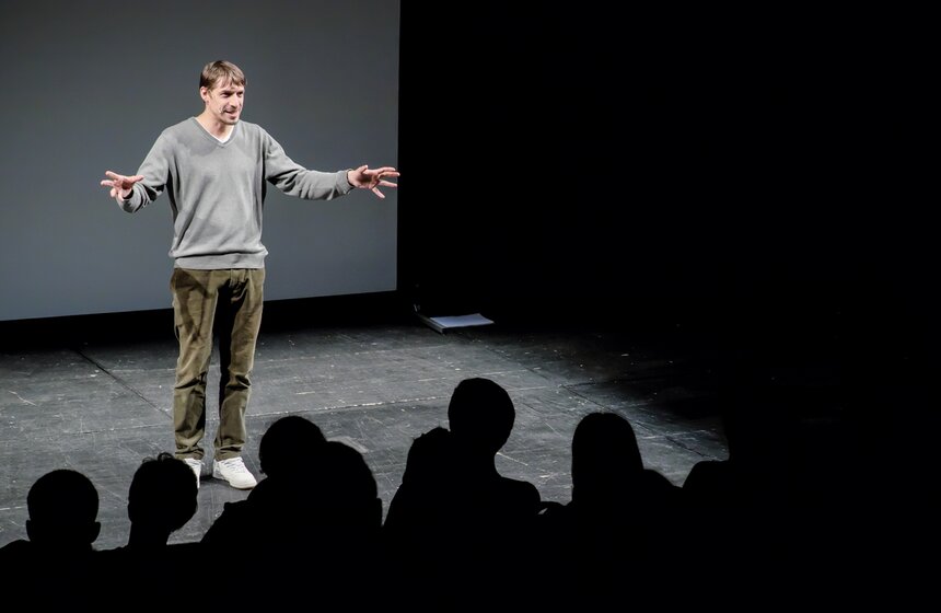 Спектакль "Топливо" прошел в Центре имени Вс. Мейерхольда 4 фото