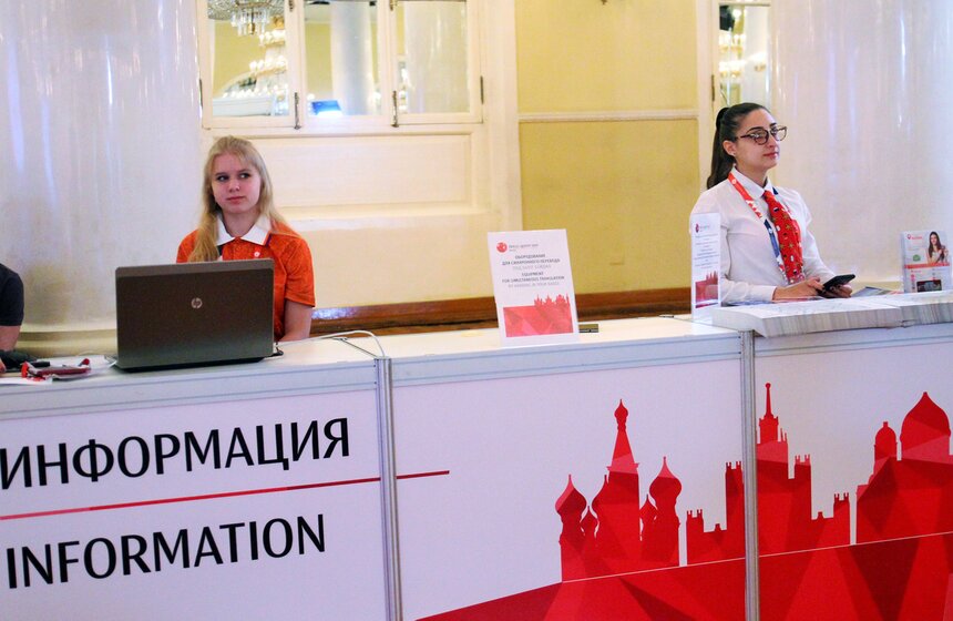 Как Сергей Собянин посетил пресс-центр Кубка конфедераций 11 фото