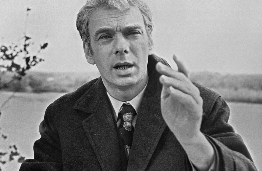 Актер Алексей Баталов в роли Егорова в фильме "Возврата нет" режиссера Алексея Салтыкова. Фотохроника ТАСС