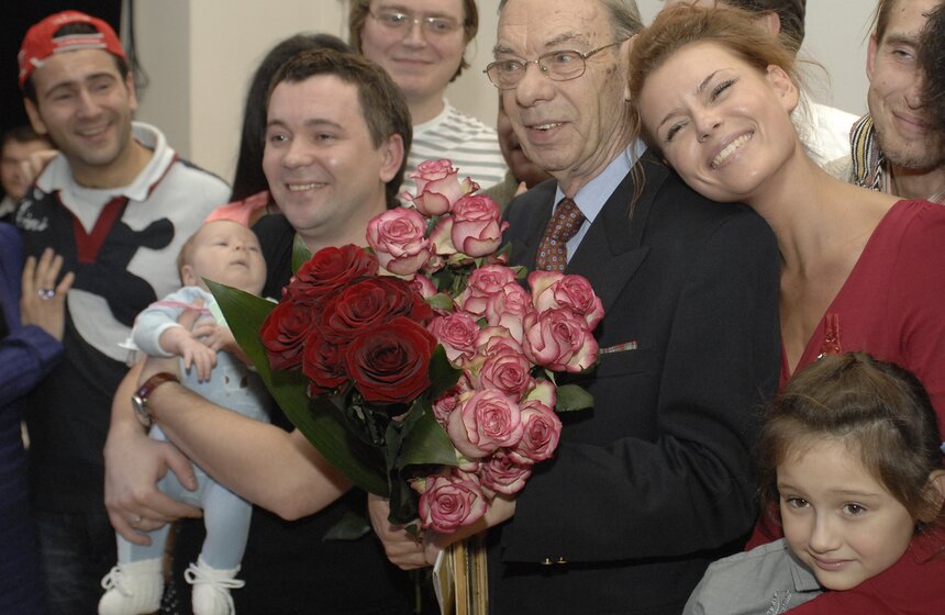 Президент Российской Академии кинематографических искусств "Ника", актер Алексей Баталов со студентами на праздновании своего 80-летия в кинозале Библиотеки киноискусства им. С.М. Эйзенштейна. Фото: ТАСС/Юрий Машков