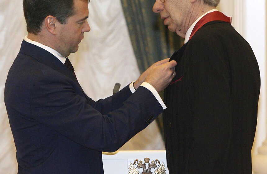 Президент России Дмитрий Медведев и актер Алексей Баталов, награжденный орденом "За заслуги перед Отечеством" II степени, на торжественной церемонии вручения государственных наград в Екатерининском зале Кремля. Фото: ТАСС/Михаил Климентьев