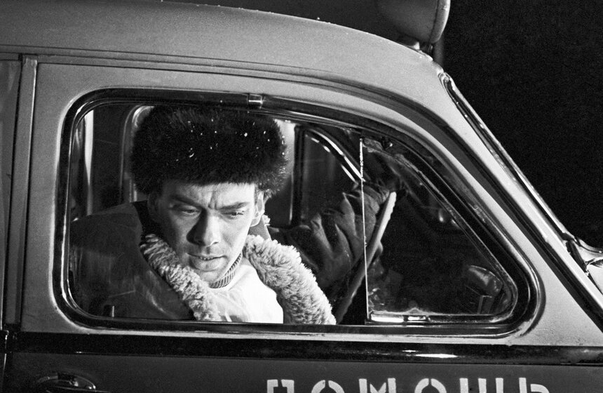 Артист Алексей Баталов в роли врача скорой помощи Березкина в картине "Вечный огонь". Фото: ТАСС/Николай Науменков