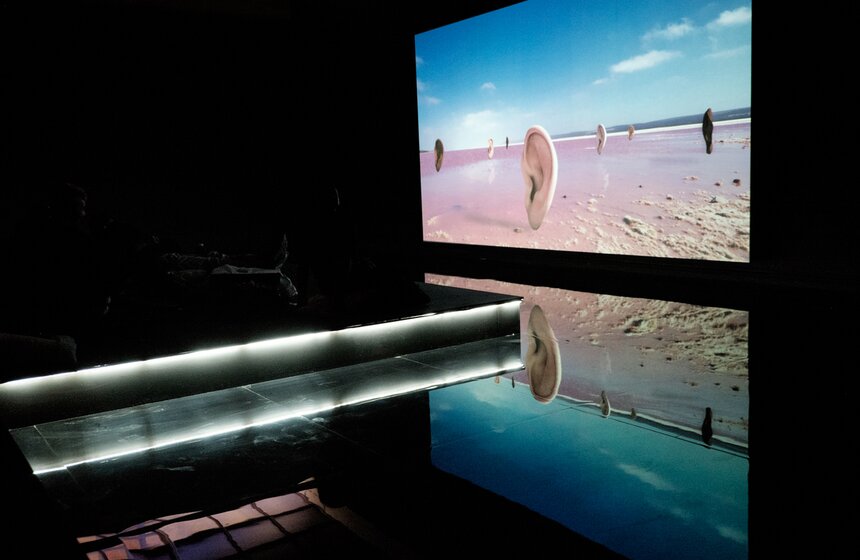 Мультимедийная экспозиция включает работы, выполненные в самых разных техниках – живопись, скульптура, видео, фото, инсталляции