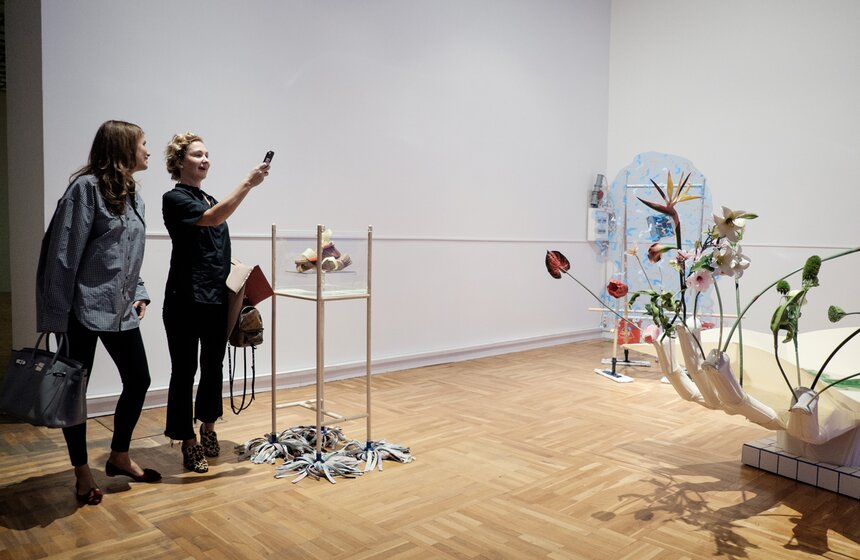 Работы, выбранный Юкой Хасегава для участия в выставки представляют собой краткую энциклопедию современного искусства