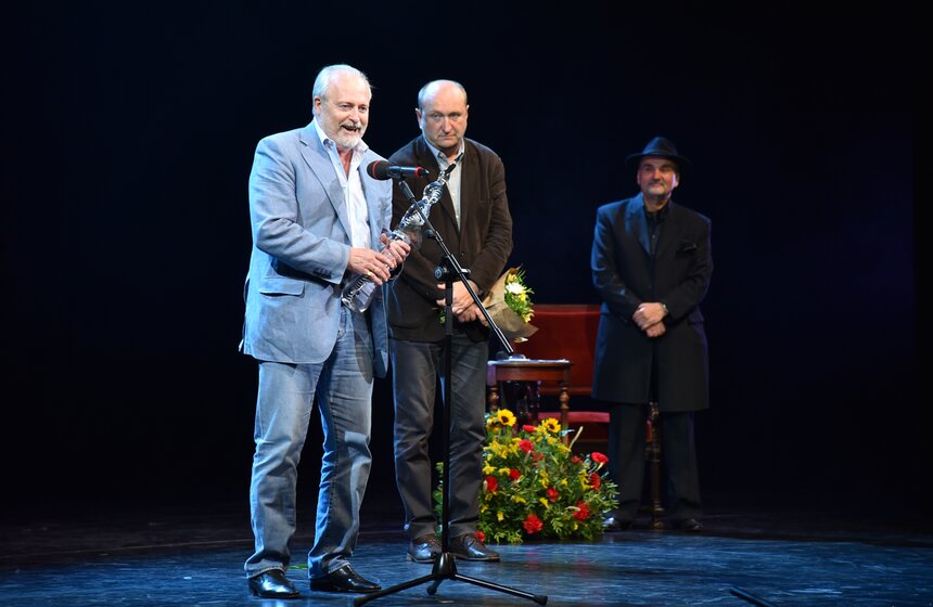 Художественный руководитель "Студии театрального искусства" (СТИ) Сергей Женовач (справа) получил премию в номинации "За лучшую режиссерскую работу" за спектакль "Мастер и Маргарита" в СТИ