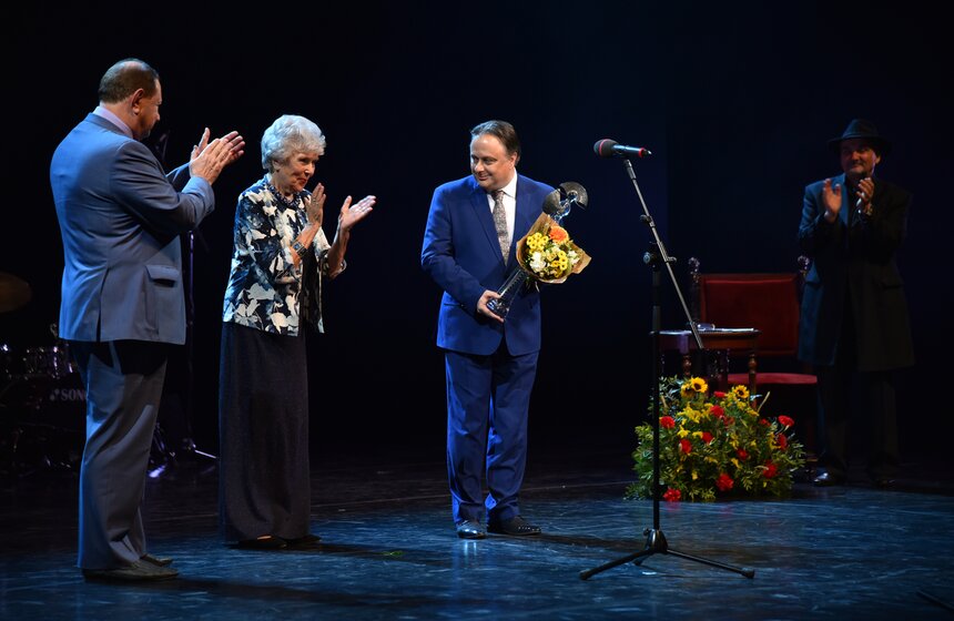 Лучшим директором театра назван Кирилл Крок – директору Вахтанговского вручена премия "За безупречную организацию театрального процесса". Награду в этой номинации вручали народная артистка СССР Вера Васильева и директор Театра "Ленком" Марк Варшавер