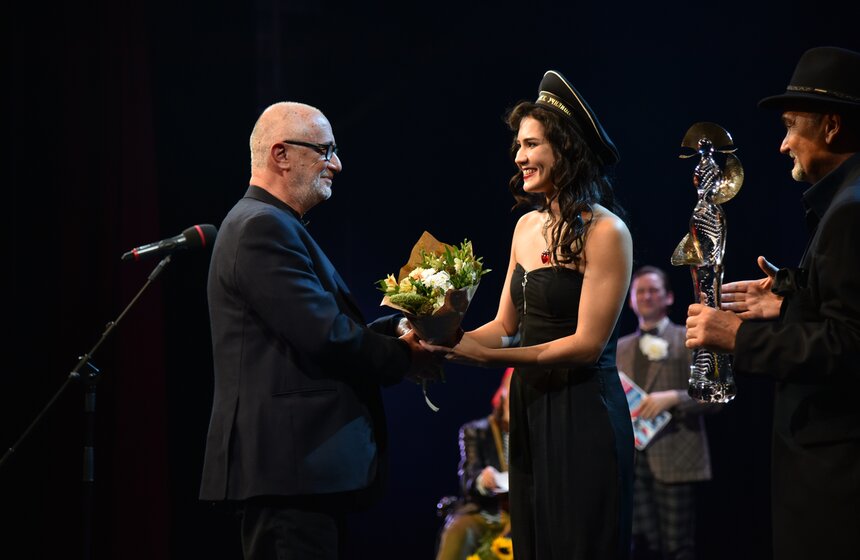 В номинации "Лучшая сценография" за создание декораций к спектаклю "Царь Эдип" премия была вручена Адомасу Яцовскису