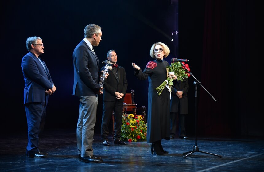 Народная артистка СССР Инна Чурикова удостоена премии "Хрустальная Турандот" за роль Королевы Елизаветы II в спектакле "Аудиенция" в Театре Наций