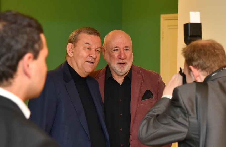 Генеральный директор Большого театра Владимир Урин перед церемонией встретился с актерами и режиссерами