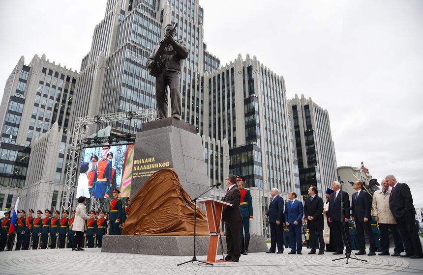 Установкой монумента занималось Российское военно-историческое общество при поддержке Мосгордумы и корпорации "Ростех"