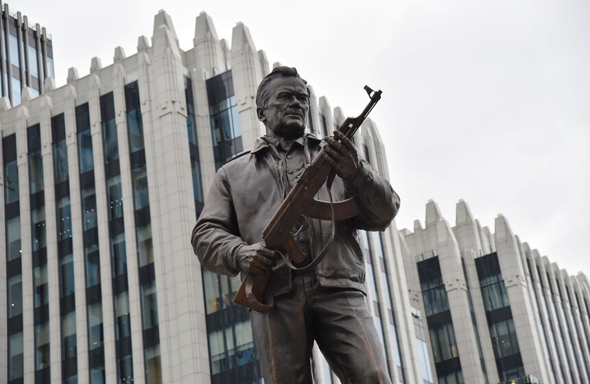 Памятник оружейнику Михаилу Калашникову