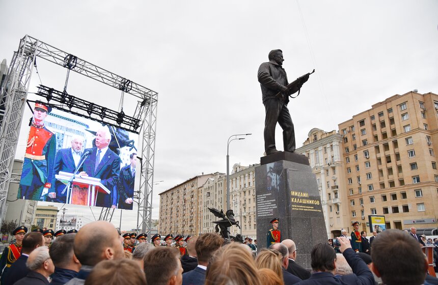 Горожане собрались возле монумента
