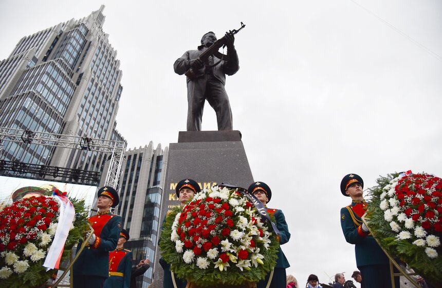 Калашников создал целую линейку оружия по защите Отечества, а его автомат является культурным брендом России