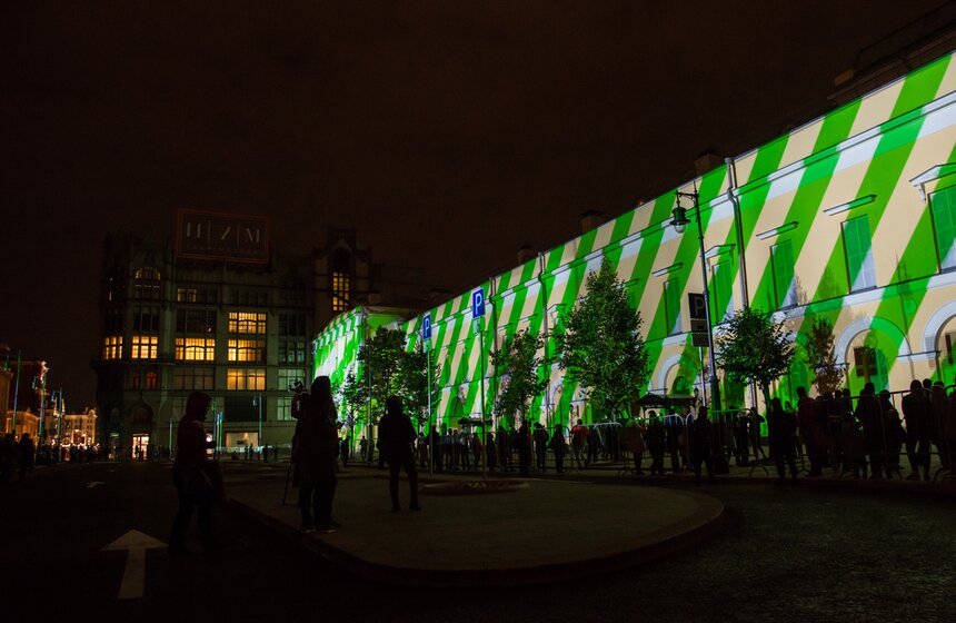 Здания меняли цвета, растворялись, светились, вспыхивали