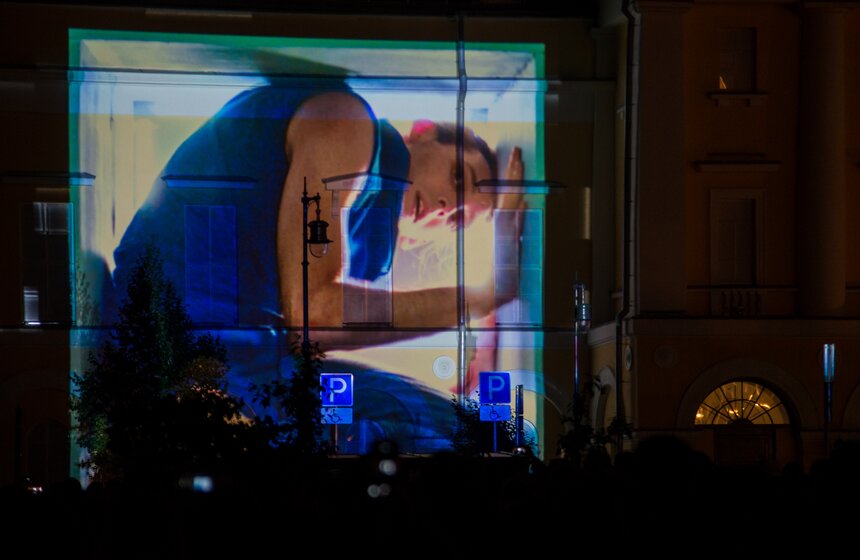 В первом шоу встроенная в компьютерный визуальный ряд танцующая пара перемещалась с фасада на фасад