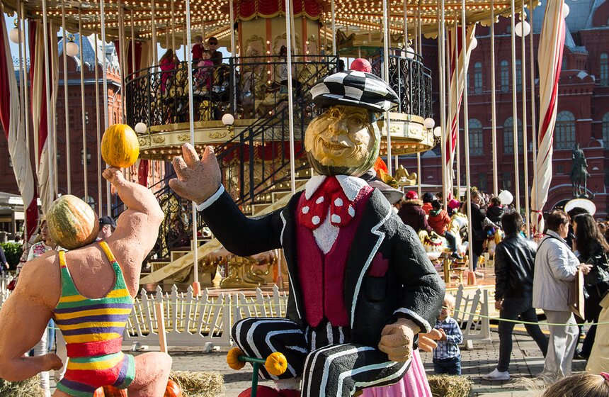 На фестивале можно увидеть яркие инсталляции и арт-объекты от российских и зарубежных художников