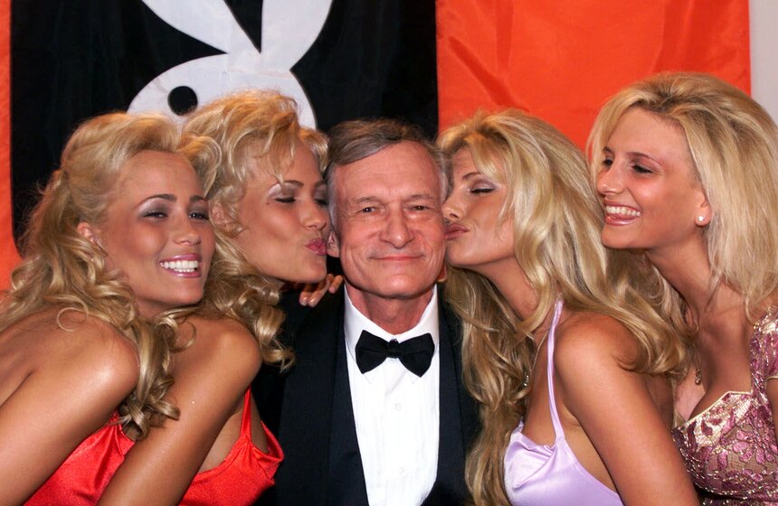 Хефнер в окружении своих очаровательных подруг во время Каннского кинофестиваля в 1999 году. Фото: AP/Laurent Rebours